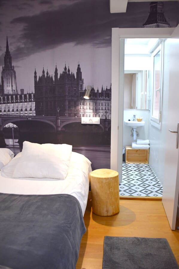 Ducha, artículos de tocador gratuitos, secador de pelo, toallas