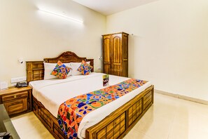 Premium Room, 1 Queen Bed, Non Smoking | Breakfast area | Daily continental breakfast for a fee