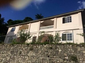 Property grounds - The blue Lagoon Hostel & Private Rooms (Port Antonio)