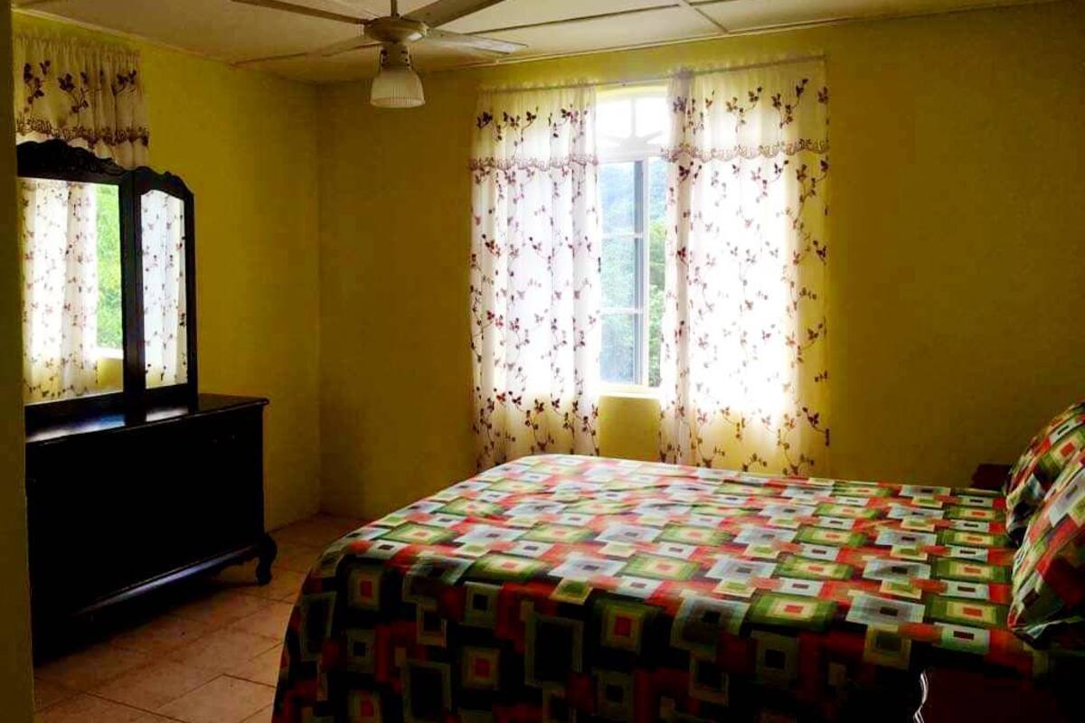 Habitación estándar, 1 cama de matrimonio, vistas a la montaña, junto a la montaña (Apt.1) | Sistema de insonorización, wifi gratis, decoración individual