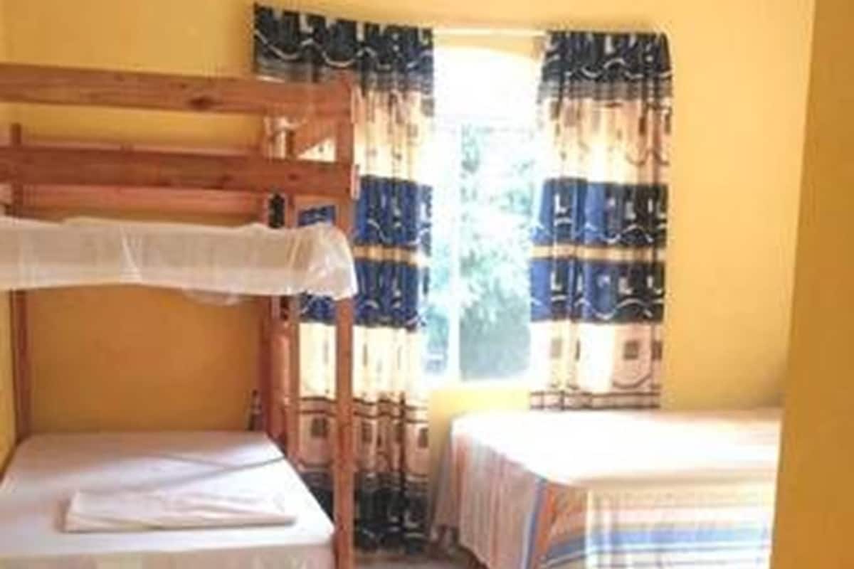 Dormitorio compartido económico, dormitorio mixto, vista a la montaña, planta baja | Decoración personalizada, muebles diferentes y insonorización