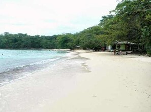 Ubicación cercana a la playa, arena blanca y 5 bares en la playa