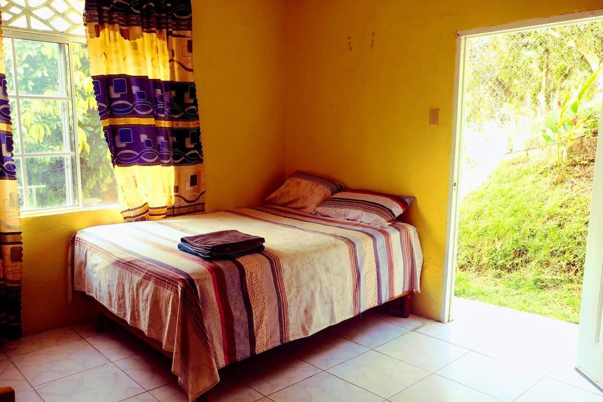 Habitación estándar, 1 cama Queen size, para fumadores, vista a la montaña (Apt.2) | Decoración personalizada, muebles diferentes y insonorización