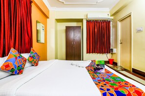 Phòng Deluxe, 1 giường đôi, không hút thuốc, quang cảnh thành phố | Bộ đồ giường cao cấp, bàn, giường gấp/giường phụ (phụ phí) 
