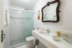 Classic Apartment, Multiple Beds, Non Smoking, Mountain View | Bathroom - All in Rio - Aconchegante e silencioso (Rio de Janeiro)