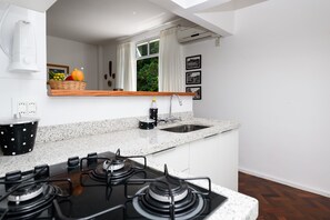 Apartamento clássico, várias camas, para não fumantes, vista para a montanha | Cozinha privada | Geladeira grande, micro-ondas, fogão, cooktop