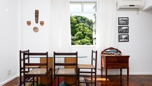 Lägenhet Classic - flera sängar - icke-rökare - utsikt mot bergen | Matservice på rummet