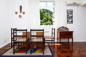 Apartamento clássico, várias camas, para não fumantes, vista para a montanha | Opções para refeição no quarto