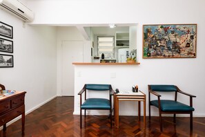 Apartamento clássico, várias camas, para não fumantes, vista para a montanha | Sala de estar | TV de tela plana