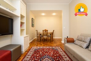 Departamento clásico, varias camas, para no fumadores | Sala de estar | Televisión de pantalla plana