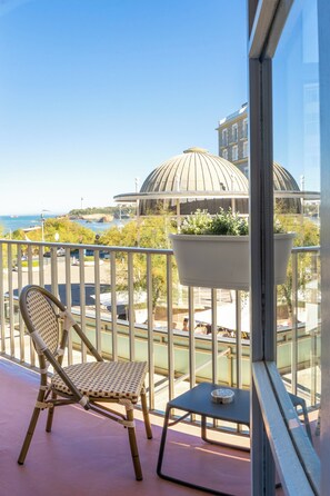 Unclassified image, 2 of 9, button - Hôtel de l'océan (Biarritz)