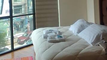 Ropa de cama de alta calidad, cortinas blackout y wifi gratis