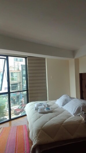 普通開放式套房, 1 張特大雙人床, 城市景觀 | 高級寢具、遮光布/窗簾、免費無線上網、床單