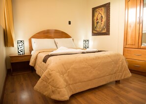 Dobbeltrom, 1 dobbeltseng, ikke-røyk | Sengetøy av topp kvalitet, skrivebord og blendingsgardiner