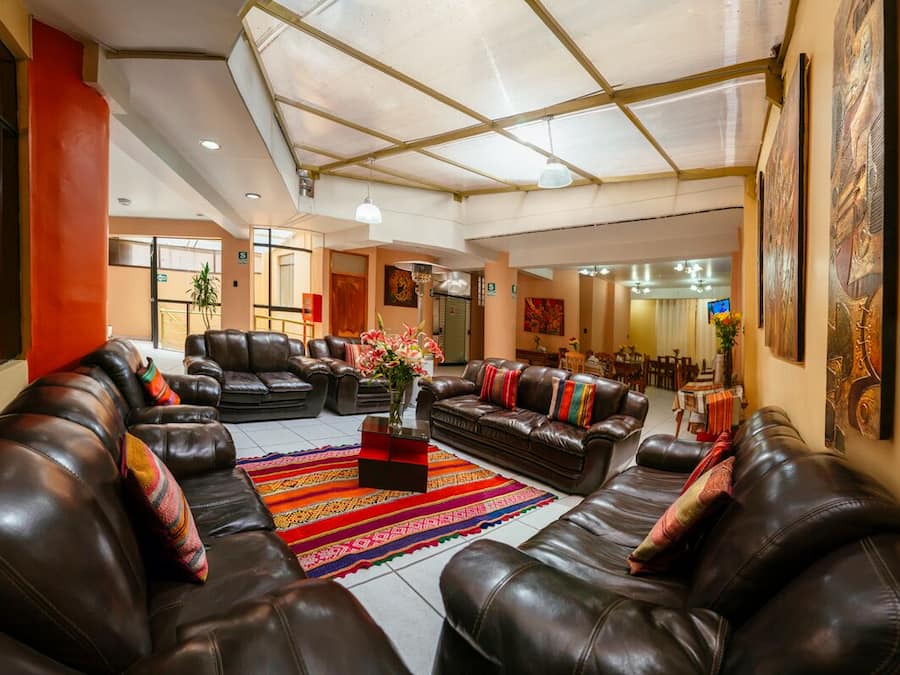 Televisión de pantalla plana de 35 pulgadas con canales premium