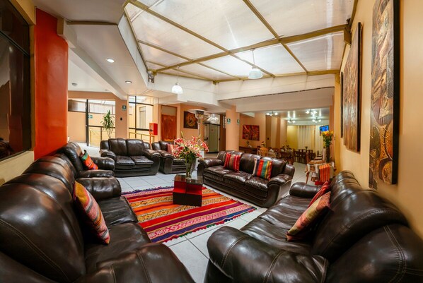 En 35-tommers Flatskjerm-TV med førsteklasses TV-kanaler samt TV