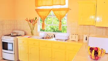 Lemari es, microwave, oven, dan kompor