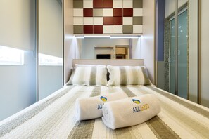 Apartamento design, 1 cama de casal e sofá-cama, para não fumantes | Cofres nos quartos, escrivaninha, cortinas blackout, Wi-Fi de cortesia