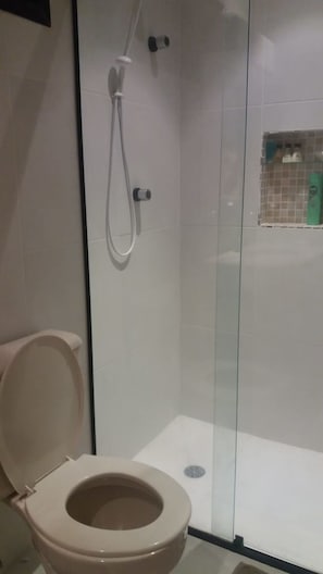 Bathroom - Apartment for up to 6 people (4 adults and 2 children) with beach service. (Riviera de São Lourenço)
