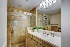 Badewanne, Haartrockner, Handtücher