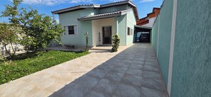 Exterior - 3 Bedroom House with Pool 100m from the Beach (Balneário Grandesp)
