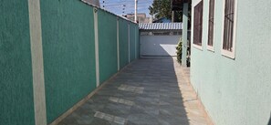 Property grounds - 3 Bedroom House with Pool 100m from the Beach (Balneário Grandesp)