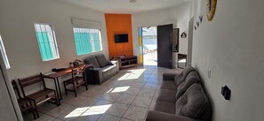 TV - 3 Bedroom House with Pool 100m from the Beach (Balneário Grandesp)