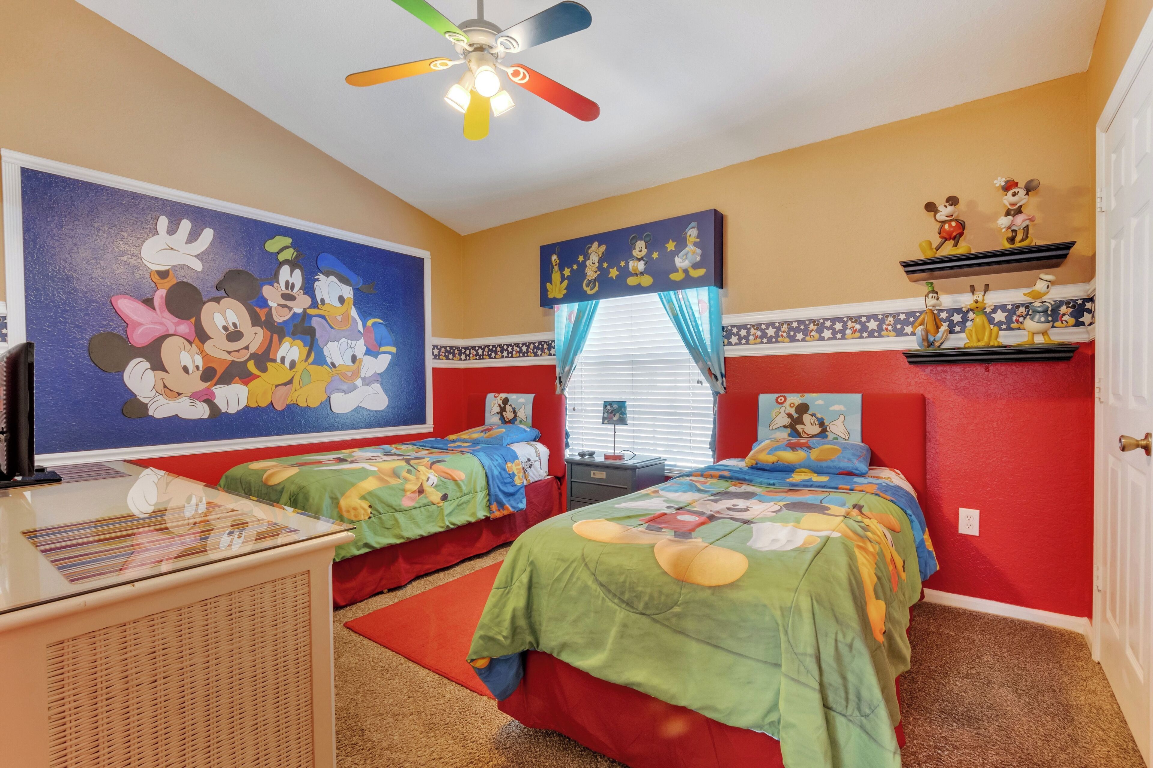 3 BR . 2 Miles to Disney, pool, spa, water park, game room, free Wi-Fi and more