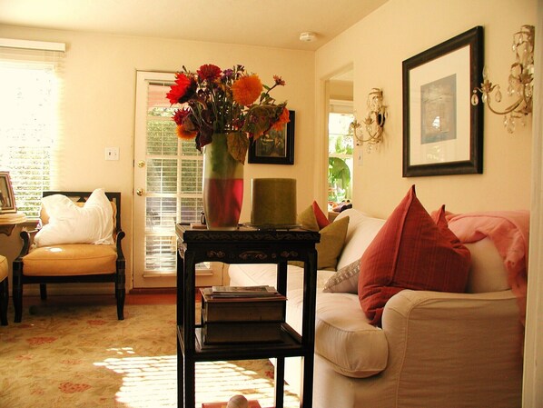 Smart-TV, DVD-Player, Bücher, Stereoanlage