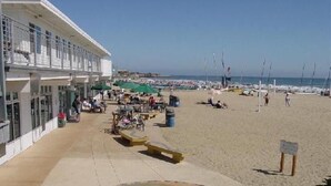 Um hotel à beira-mar com área de estar ao ar livre e vista para o mar.