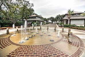 Property grounds - Walk to Coligny Beach Park: Family-Friendly Villa (Hilton Head)