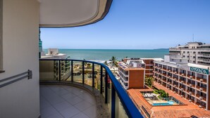 Ein Hotel mit Pool, Meerblick und einem Balkon mit Geländer.