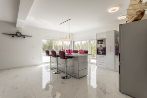 Mikrowelle, Ofen, Herdplatte, Wasserkocher mit Kaffee-/Teezubehör