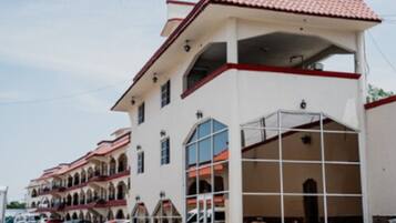 Vista frontal de la propiedad