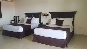 Habitación doble, para no fumadores | Ropa de cama de alta calidad y escritorio