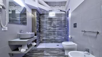 Haartrockner, Bidet, Handtücher, Seife