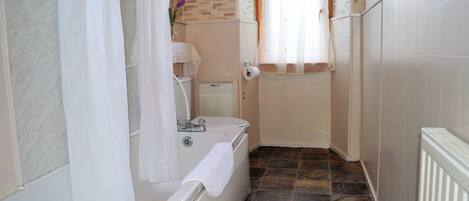 Combined shower/tub, hair dryer, towels
