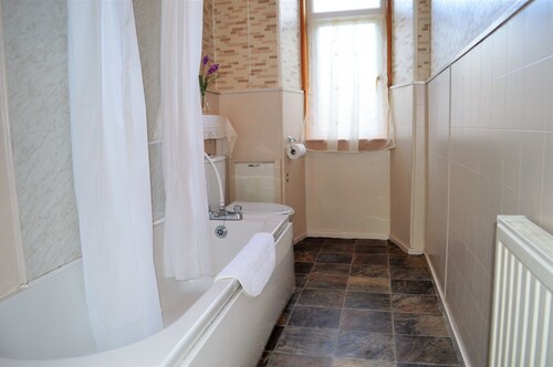 Budget apartment accommodation in Dunoon Sleeps 5 in 2 bedrooms