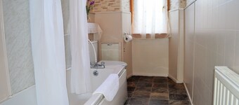 Budget apartment accommodation in Dunoon Sleeps 5 in 2 bedrooms