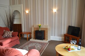 Flat-screen TV - Budget apartment accommodation in Dunoon Sleeps 5 in 2 bedrooms (Dunoon)