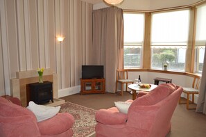 Flat-screen TV - Budget apartment accommodation in Dunoon Sleeps 5 in 2 bedrooms (Dunoon)