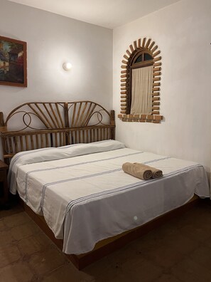 Traditional Room, 1 King Bed | Laptop workspace, free WiFi, bed sheets - Casa Terranova (Puerto Escondido)