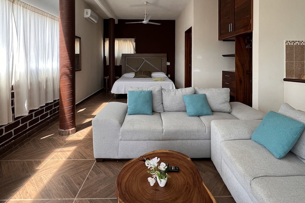 Suite estudio Confort | Espacio para trabajar con laptop, wifi gratis y ropa de cama