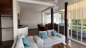 Suite estudio Confort | Espacio para trabajar con laptop, wifi gratis y ropa de cama