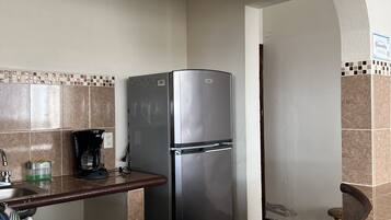 Suite estudio Confort | Espacio para trabajar con laptop, wifi gratis y ropa de cama