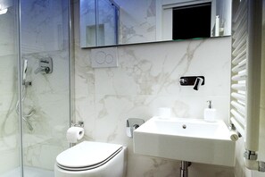 Douche, sèche-cheveux, bidet, serviettes fournies