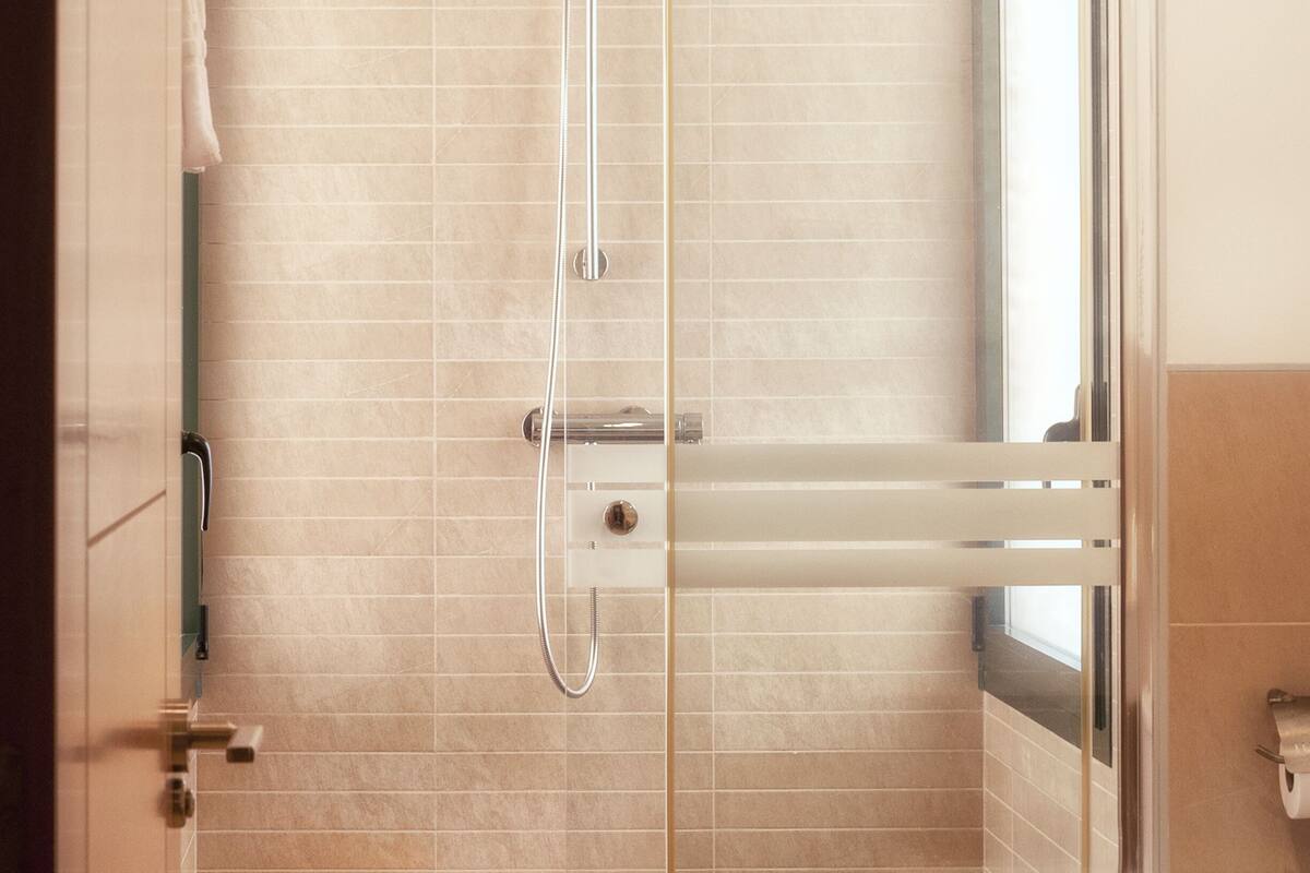 apartment, 2 bedrooms | bathroom | separate bathtub and shower, free toiletries, hair dryer, dressing gowns