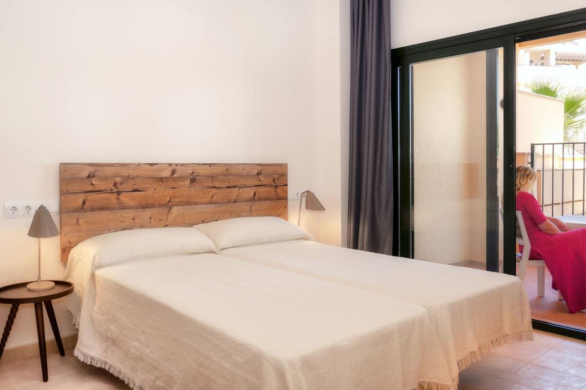 apartment, 2 bedrooms | pillow-top beds, desk, free wifi, bed sheets