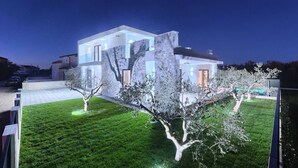 A modern two-story house with a well-maintained lawn and trees. - Villa Fortuna - in historic town Buje with 4 bedrooms and a pool, near the beach by MyWaycation (Kaštel)