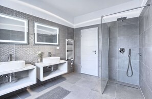 Dusche, Haartrockner, Bidet, Handtücher
